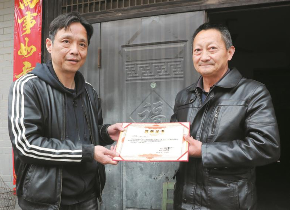 阳新村民向市博物馆捐赠淞沪抗战纪念章